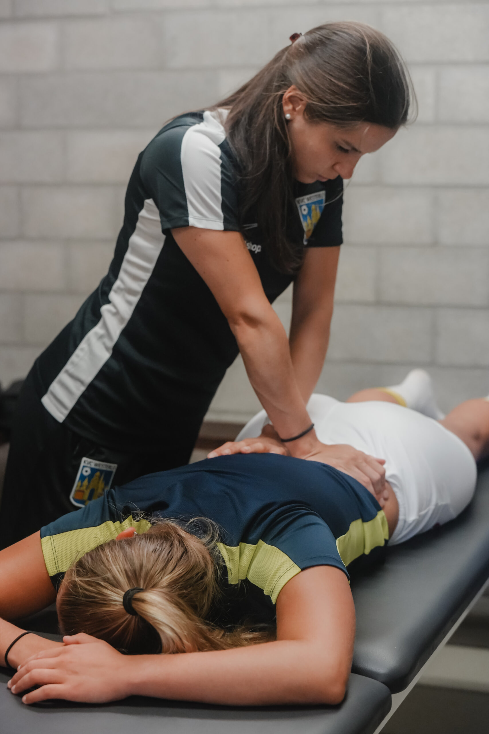Kinesist doet behandeling op patient, manuele therapie, sportblessures